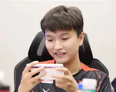 荷兰阿贾克斯队零封对手，大胜收官