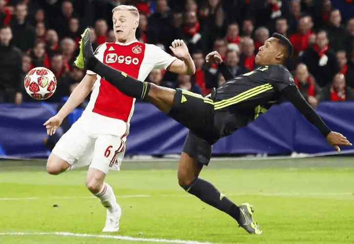 包含阿贾克斯小将在荷甲踢出分钟助攻创纪录的词条